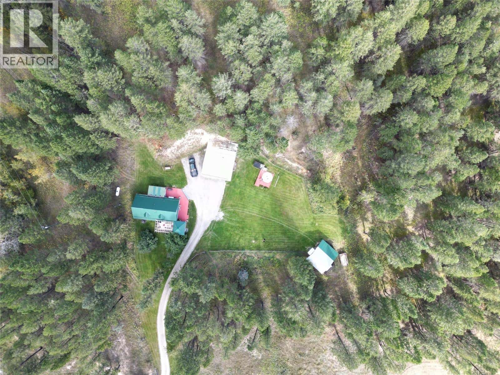 5670 GLENMORE Drive — Edgewater, British Columbia - Photo 2 of 44