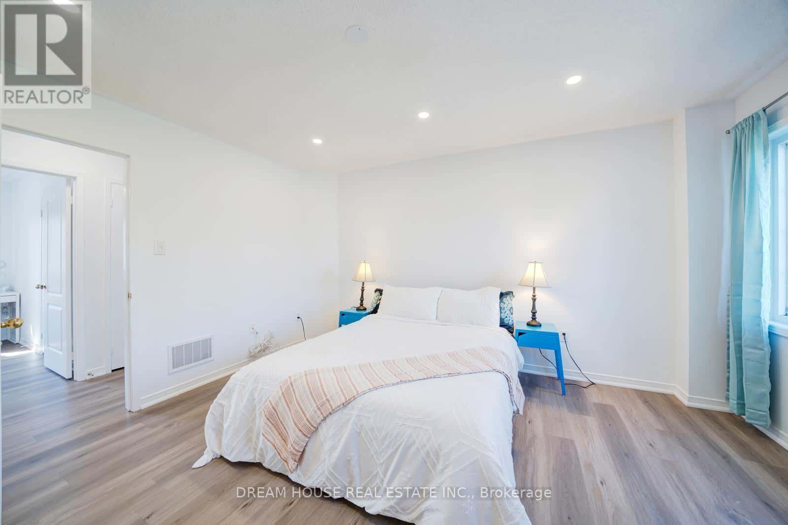 417 KING STREET E — East Gwillimbury (Mt Albert), Ontario - Photo 2 of 50