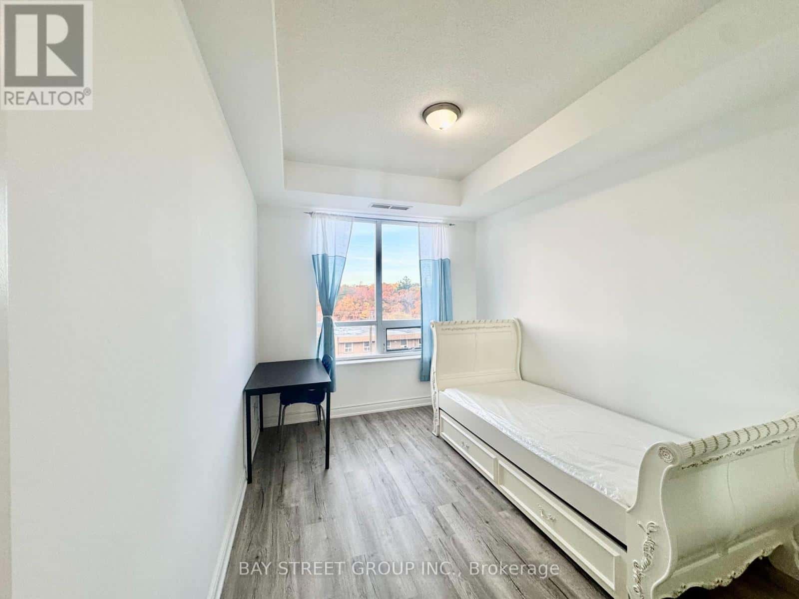 507 - 25 EARLINGTON AVENUE — Toronto (Kingsway South), Ontario - Photo 2 of 20