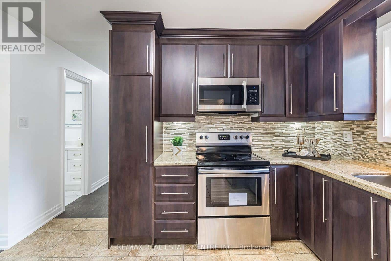 1048 ROBARTS ROAD — Oakville (CP College Park), Ontario - Photo 5 of 49