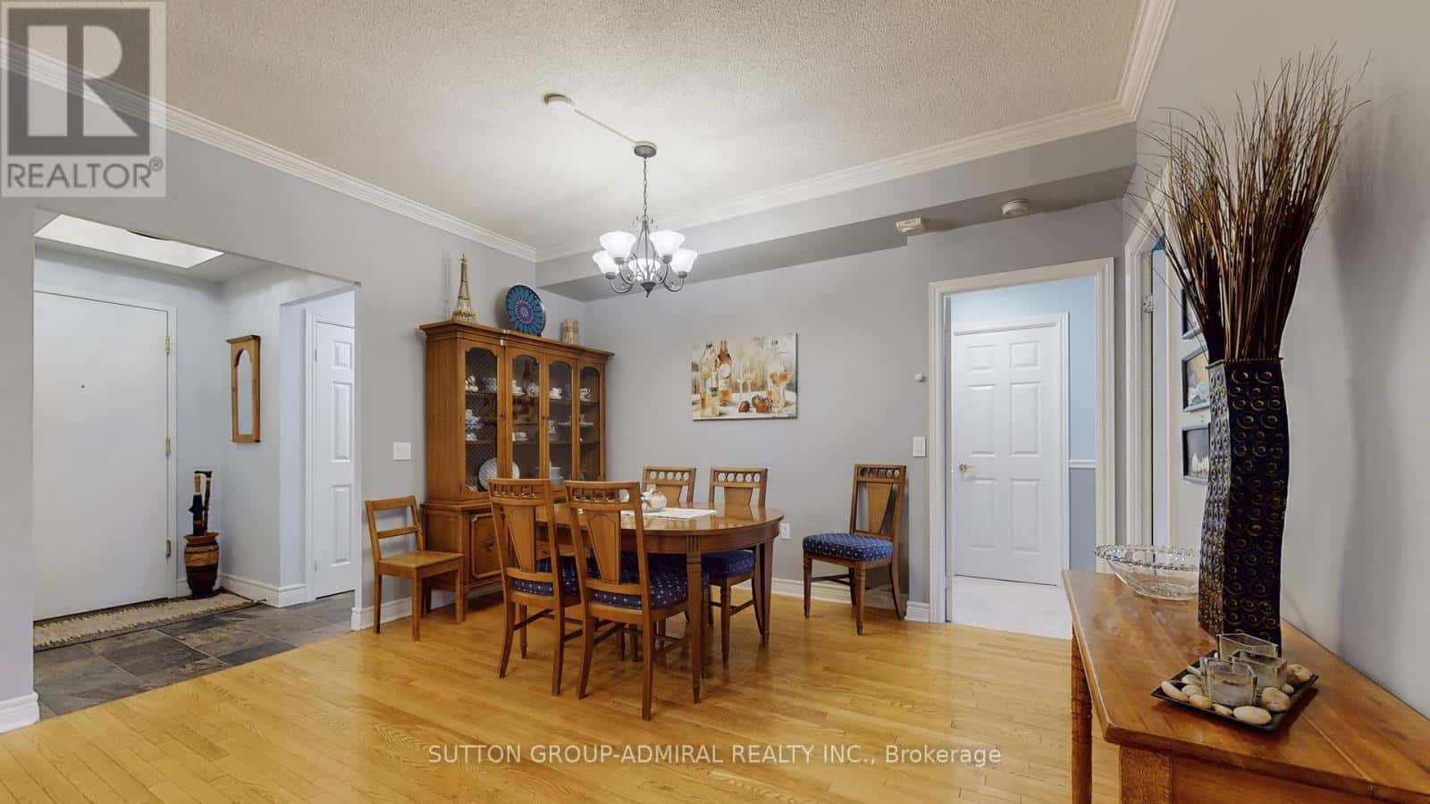 207 - 10 OLD MILL TRAIL — Toronto (Kingsway South), Ontario - Photo 3 of 45