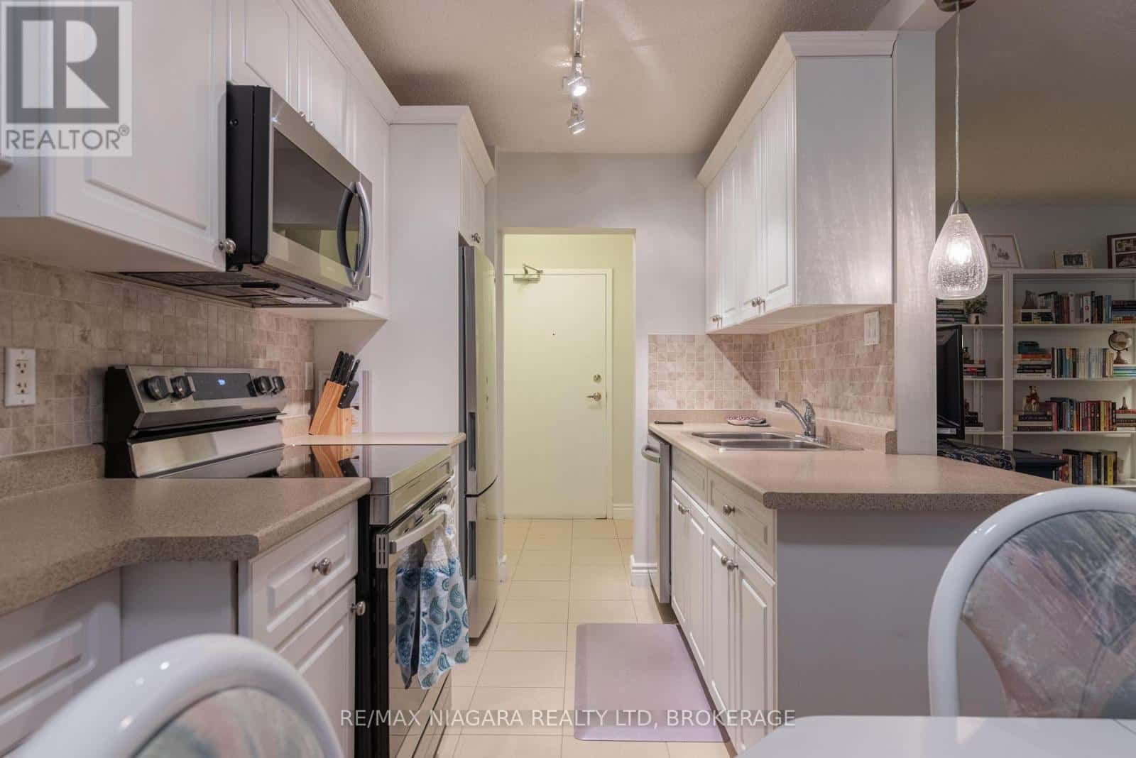 209 - 6390 HUGGINS STREET — Niagara Falls (Stamford), Ontario - Photo 3 of 31