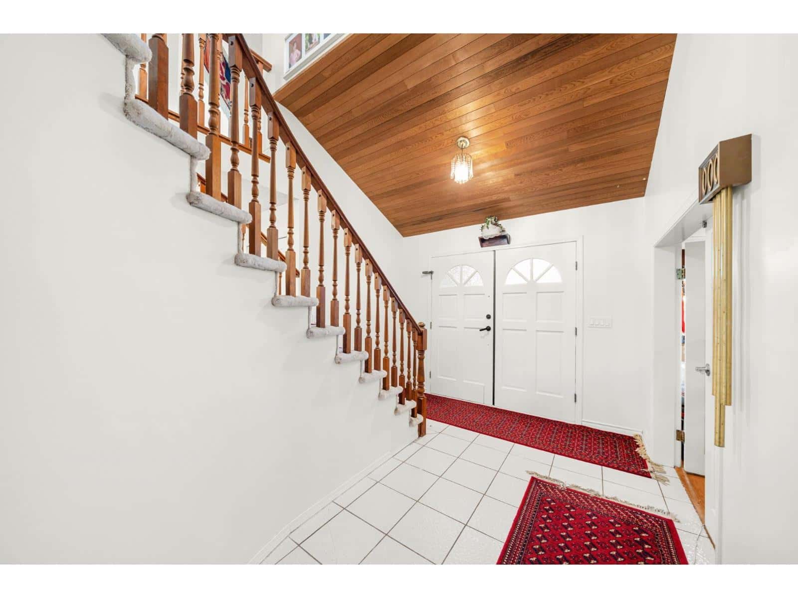 15104 85A AVENUE — Surrey, British Columbia - Photo 4 of 27