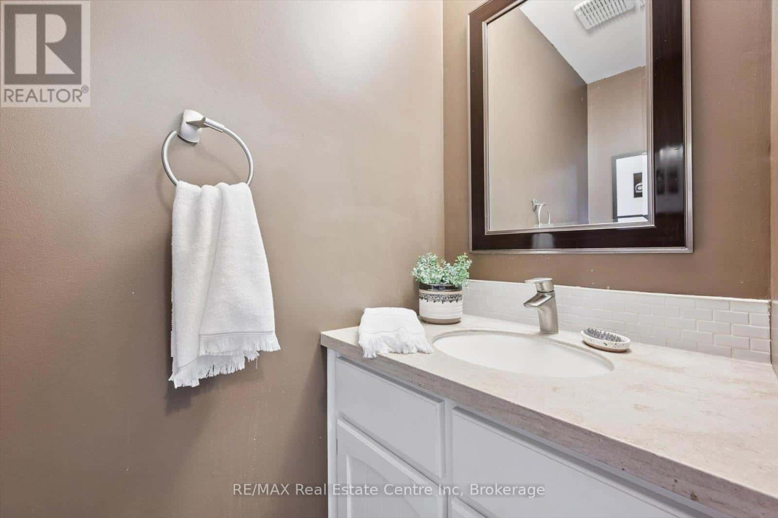 204 - 200 WOOLWICH STREET — Guelph (Downtown), Ontario - Photo 2 of 22