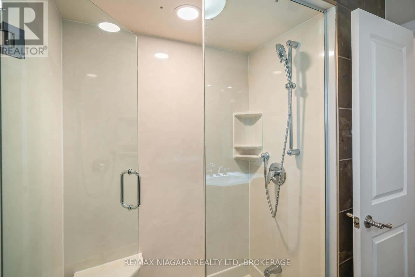 3 FLORENCE STREET — St. Catharines (Lakeport), Ontario - Photo 4 of 39