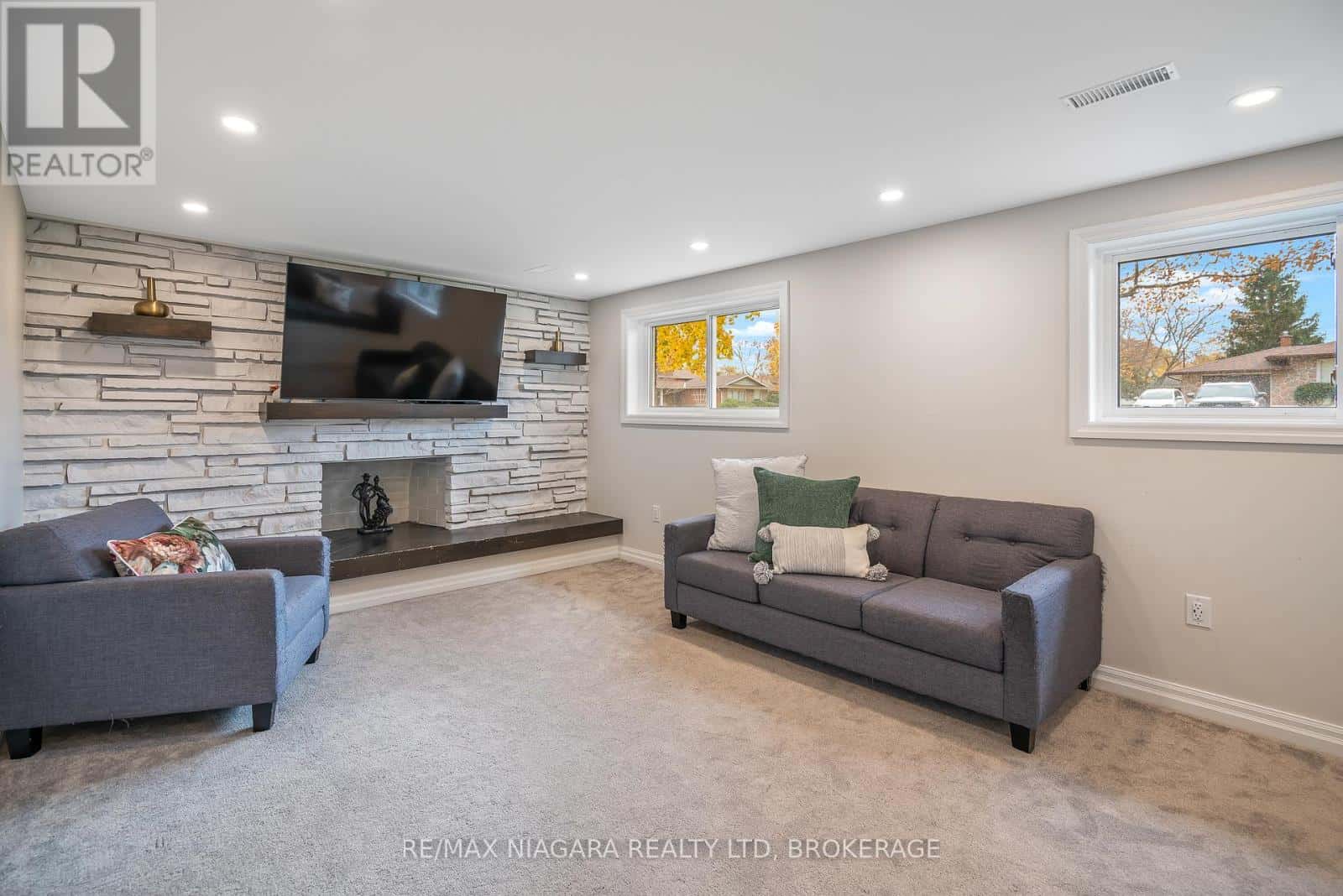 3 FLORENCE STREET — St. Catharines (Lakeport), Ontario - Photo 3 of 39