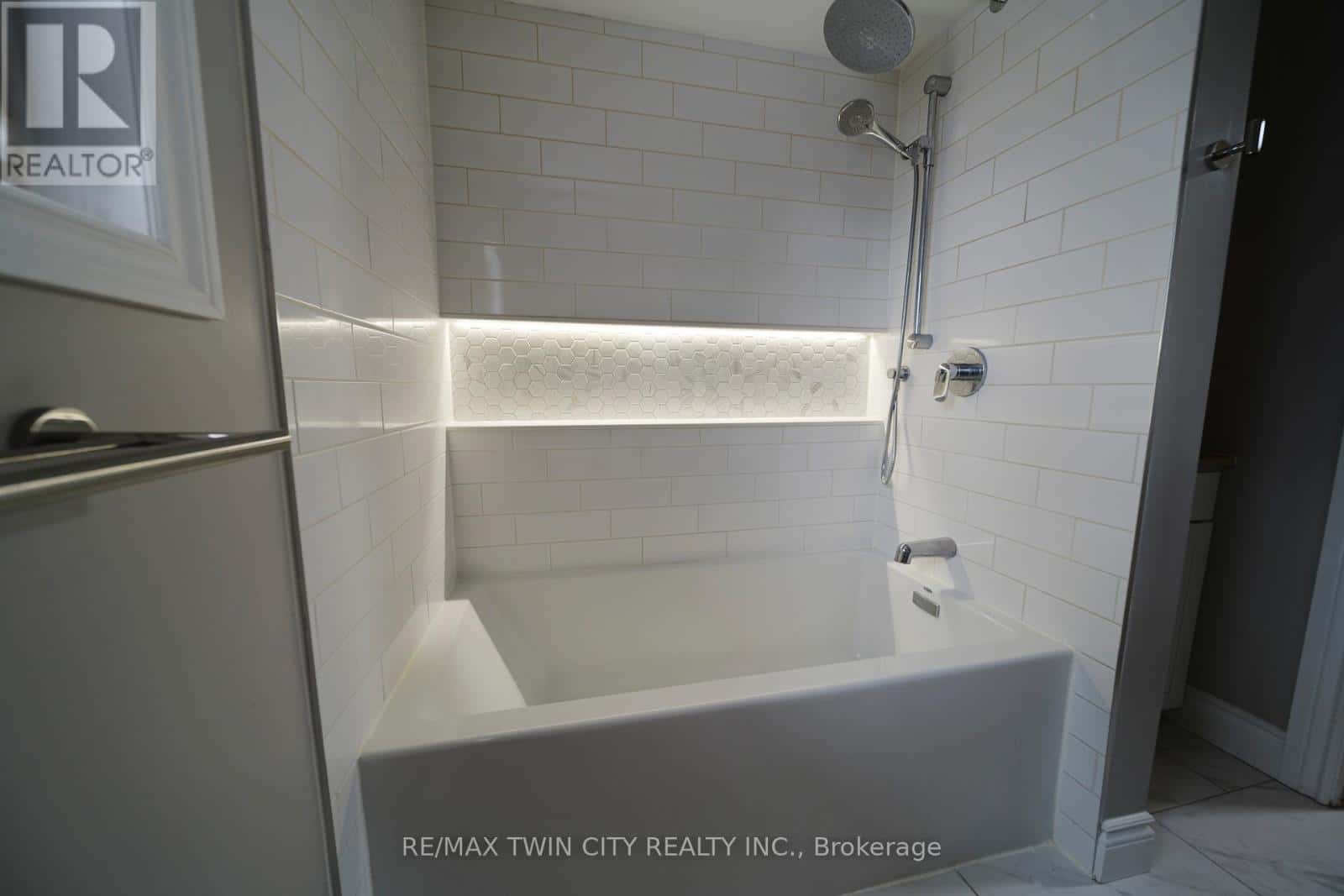 7 CAMPBELL PLACE — Wellesley, Ontario - Photo 5 of 48