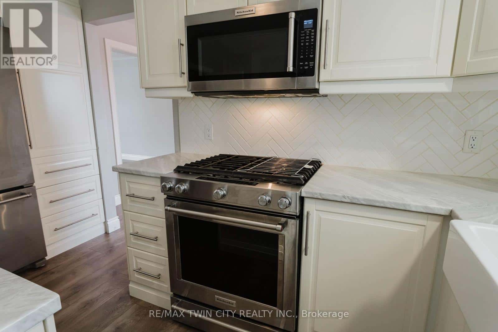 7 CAMPBELL PLACE — Wellesley, Ontario - Photo 4 of 48