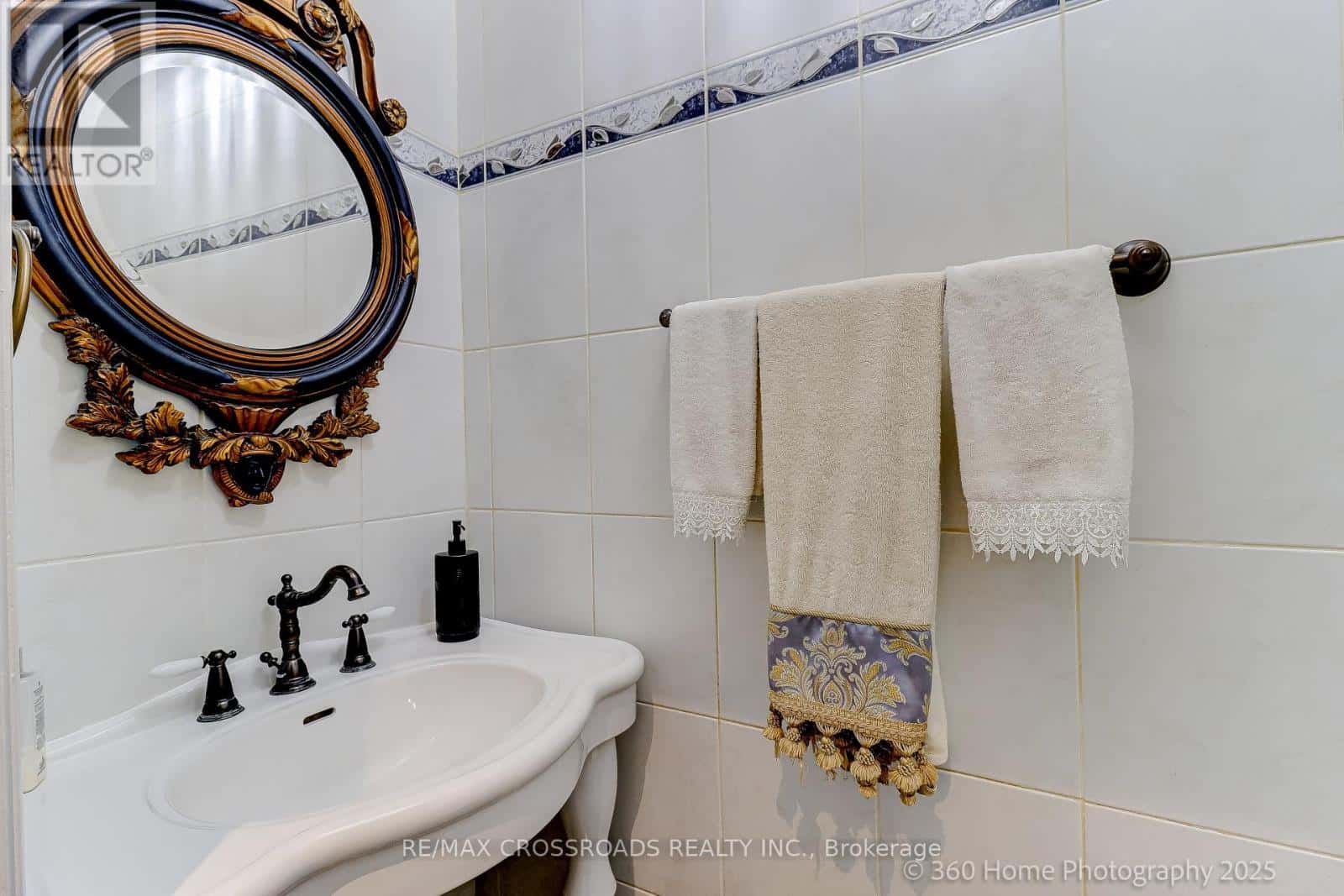 2 MUMBERSON COURT — Markham (Cachet), Ontario - Photo 4 of 43