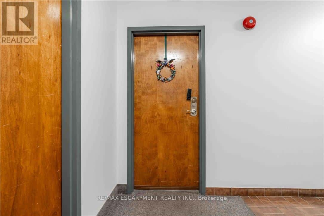 502 - 23 MAIN STREET — Hamilton (Dundas), Ontario - Photo 2 of 30