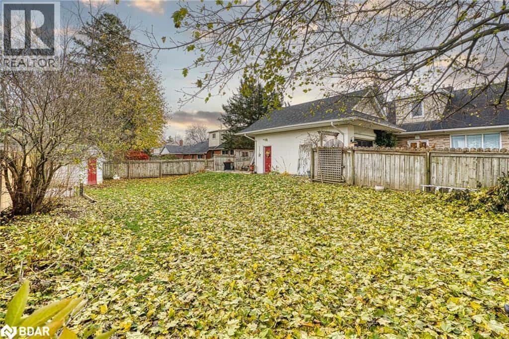 16 FIRST Street W — Elmira, Ontario - Photo 2 of 17