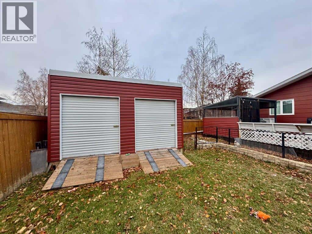 722 Oak Drive — Beaverlodge, Alberta - Photo 3 of 15