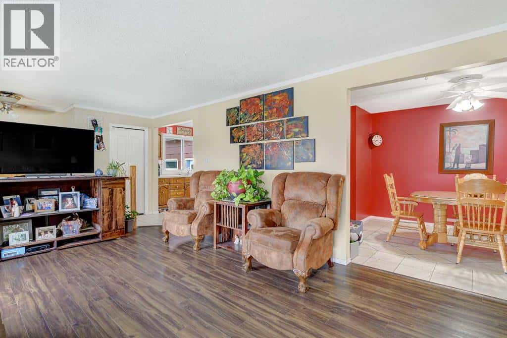 722 Oak Drive — Beaverlodge, Alberta - Photo 5 of 15