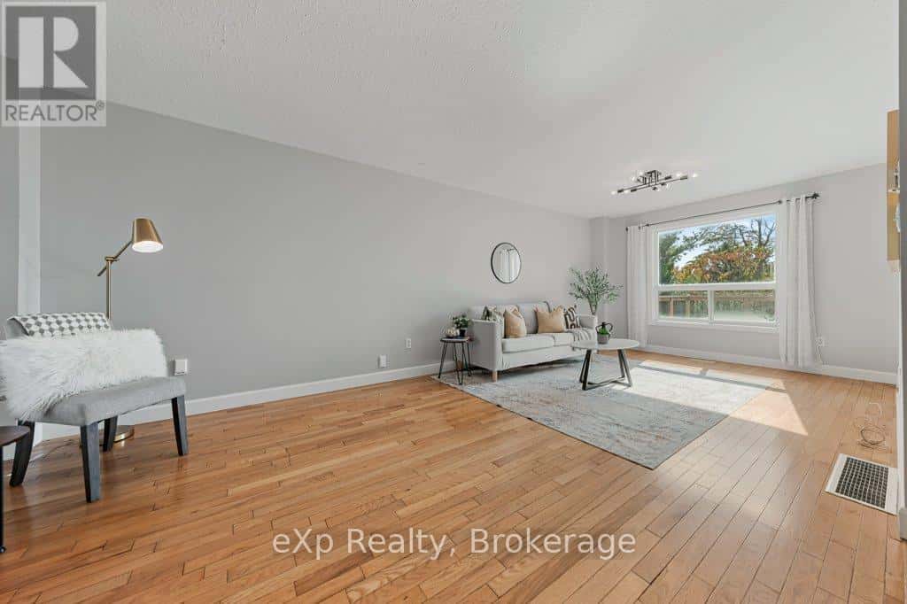 43 BOULDER CRESCENT — Guelph (Clairfields/Hanlon Business Park), Ontario - Photo 2 of 46