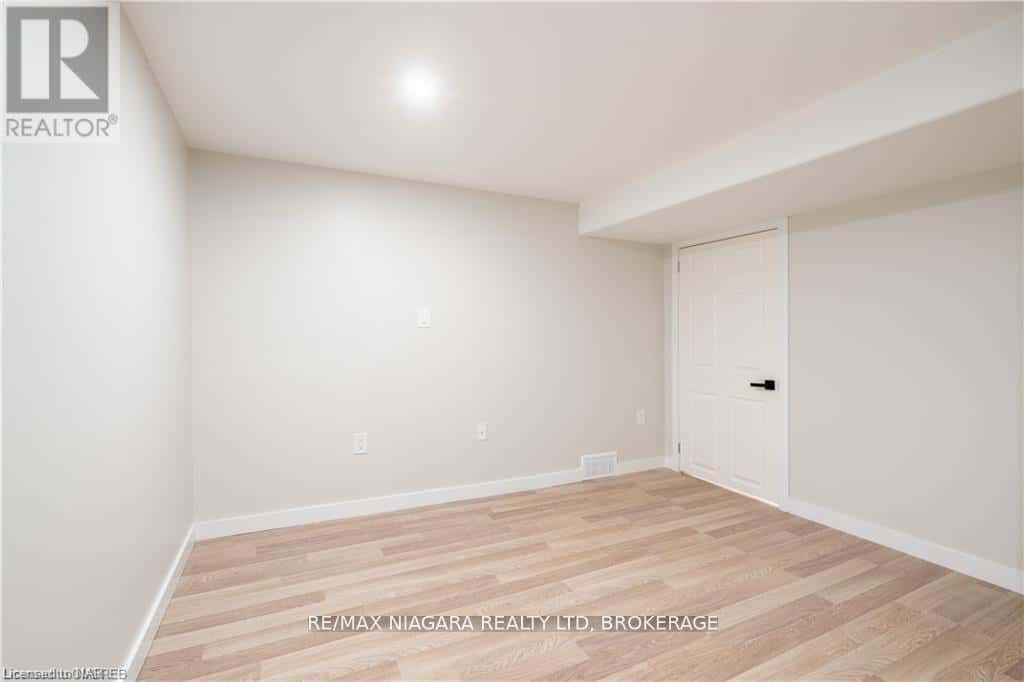 LOWER - 7121 DORCHESTER ROAD — Niagara Falls (Arad/Fallsview), Ontario - Photo 5 of 11