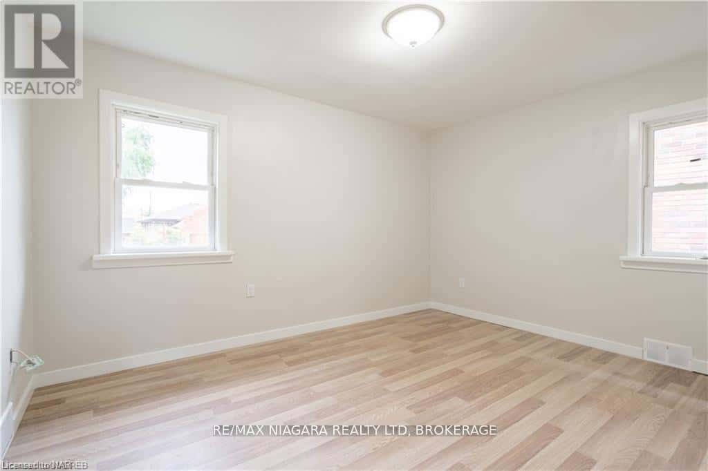 MAIN - 7121 DORCHESTER ROAD — Niagara Falls (Arad/Fallsview), Ontario - Photo 3 of 10