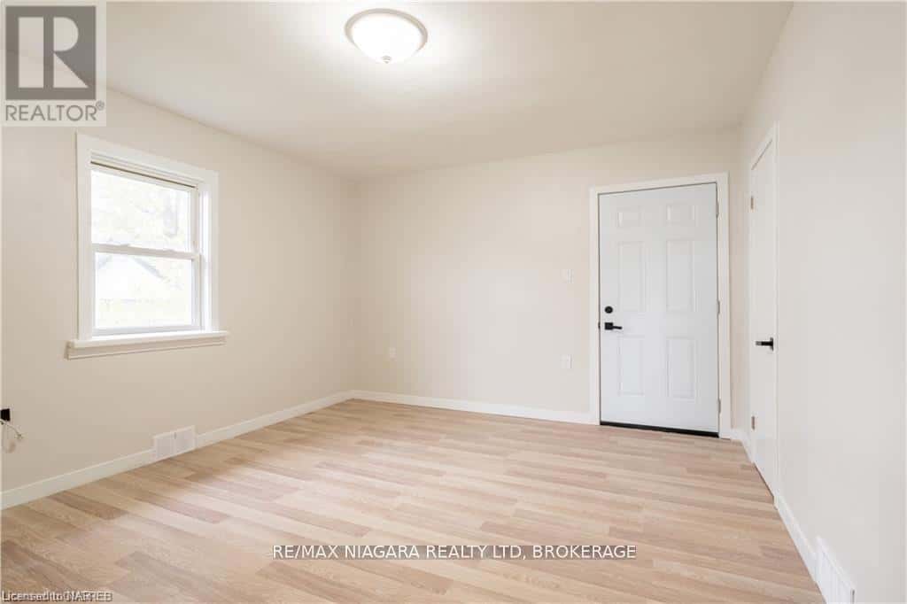 MAIN - 7121 DORCHESTER ROAD — Niagara Falls (Arad/Fallsview), Ontario - Photo 5 of 10