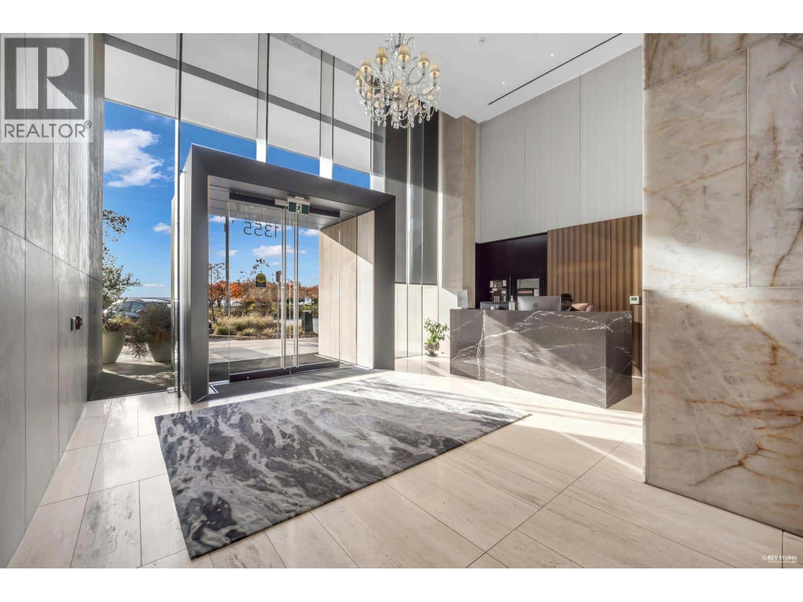 601 1355 BELLEVUE AVENUE — West Vancouver, British Columbia - Photo 2 of 40