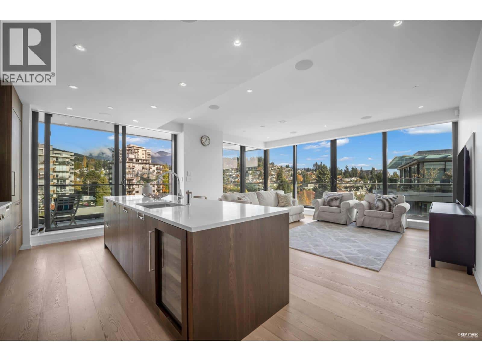 601 1355 BELLEVUE AVENUE — West Vancouver, British Columbia - Photo 4 of 40