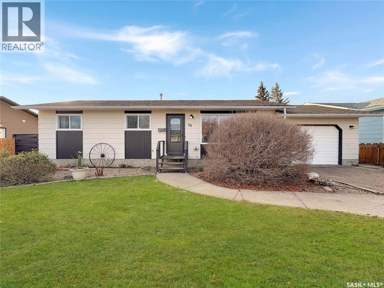 151 18th STREET — Battleford, Saskatchewan - Photo 3 of 23