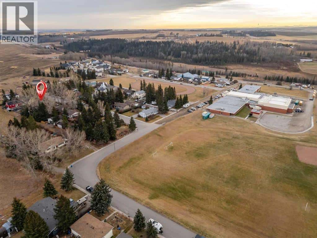 426 Boake Avenue — Cremona, Alberta - Photo 5 of 42