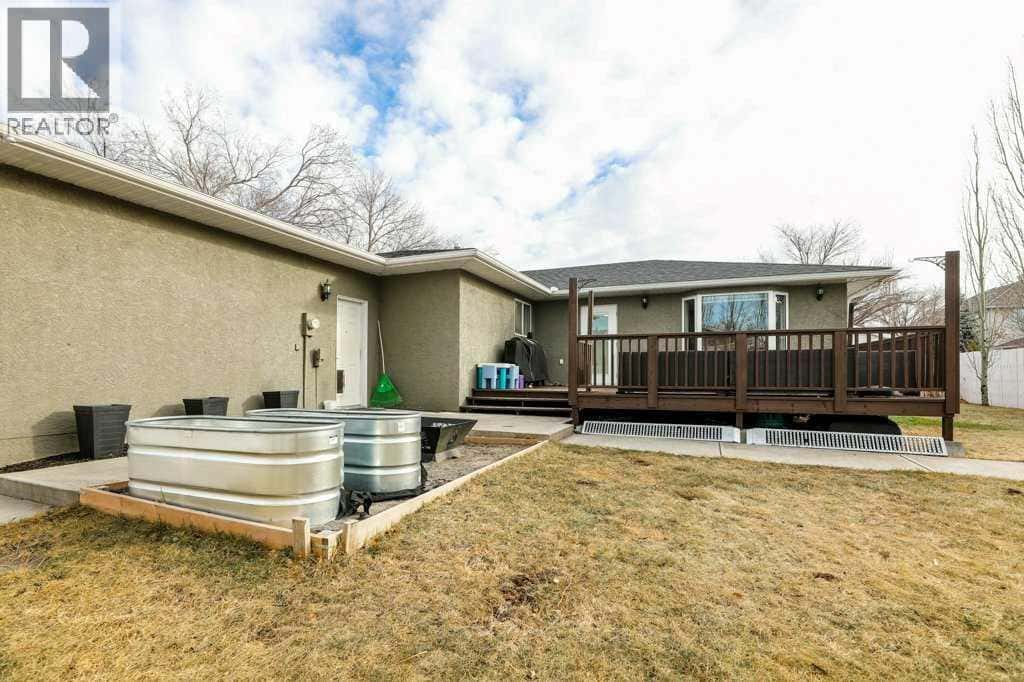 562 27 Street — Fort Macleod, Alberta - Photo 2 of 37