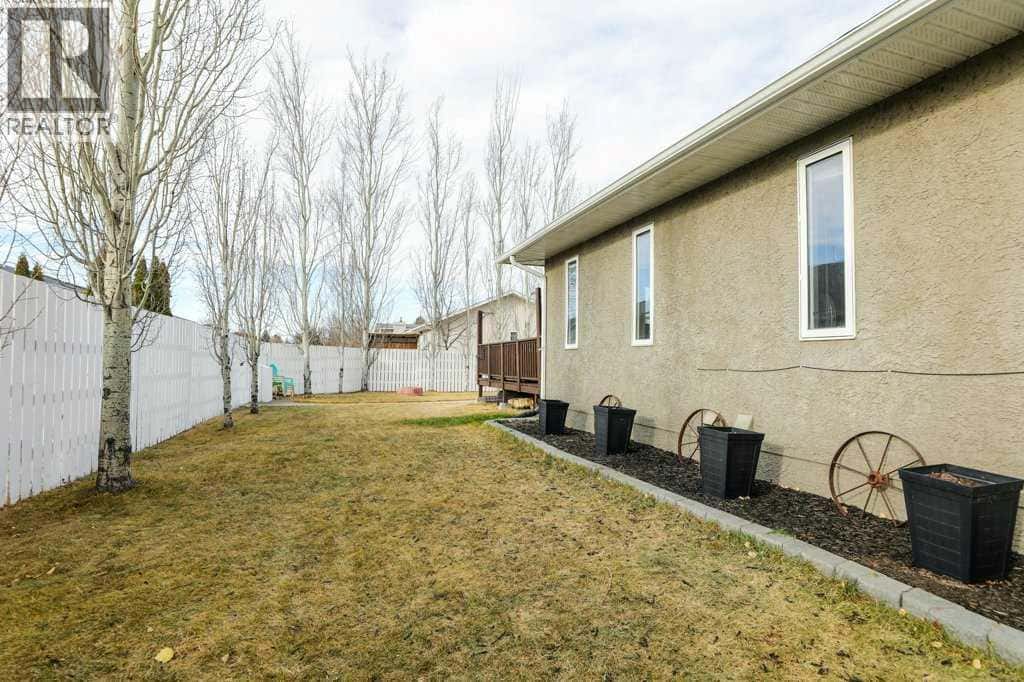 562 27 Street — Fort Macleod, Alberta - Photo 3 of 37