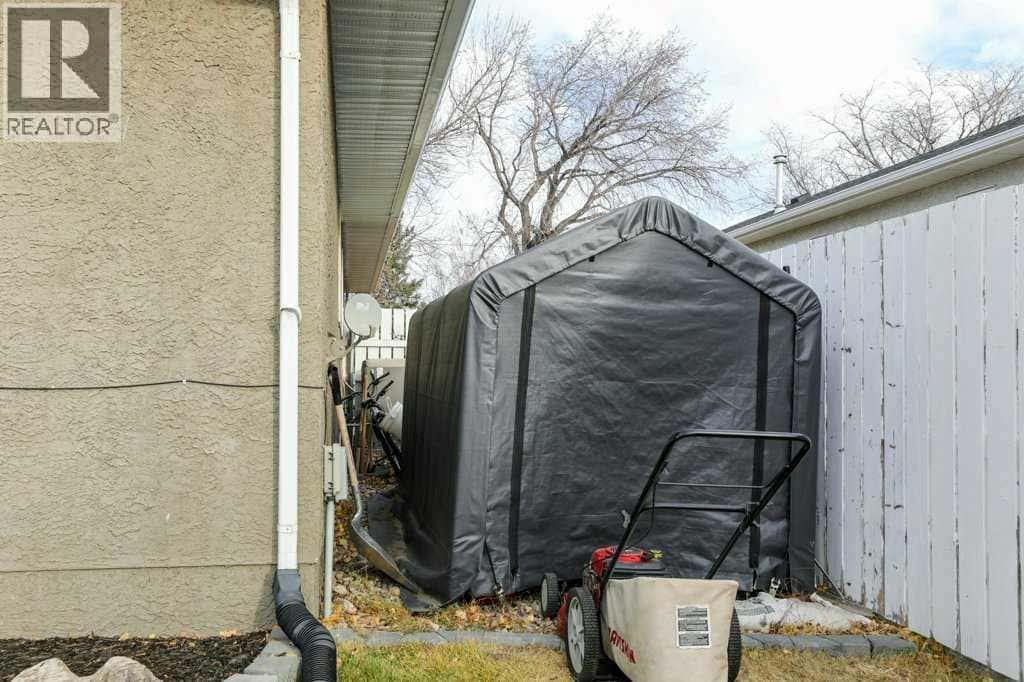 562 27 Street — Fort Macleod, Alberta - Photo 4 of 37