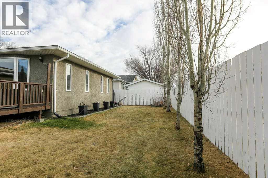 562 27 Street — Fort Macleod, Alberta - Photo 5 of 37