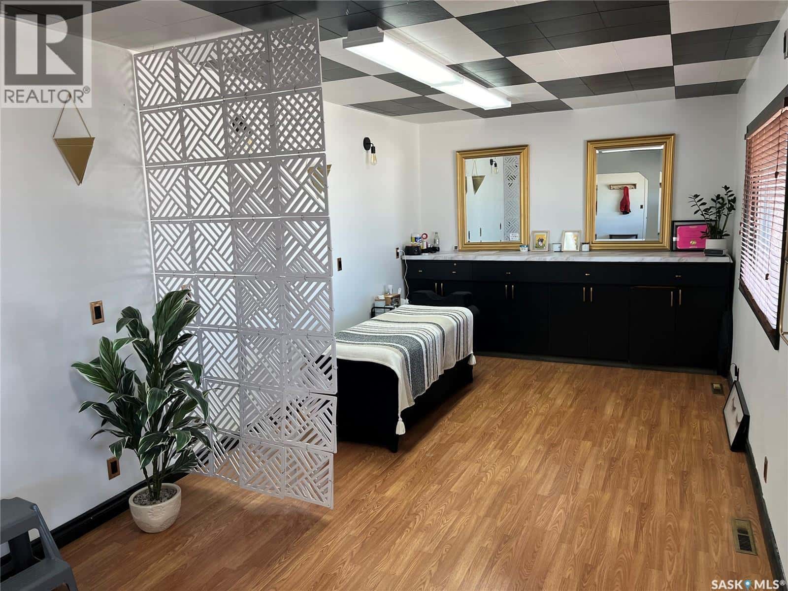 NE 90 1st STREET — Wadena, Saskatchewan - Photo 2 of 33