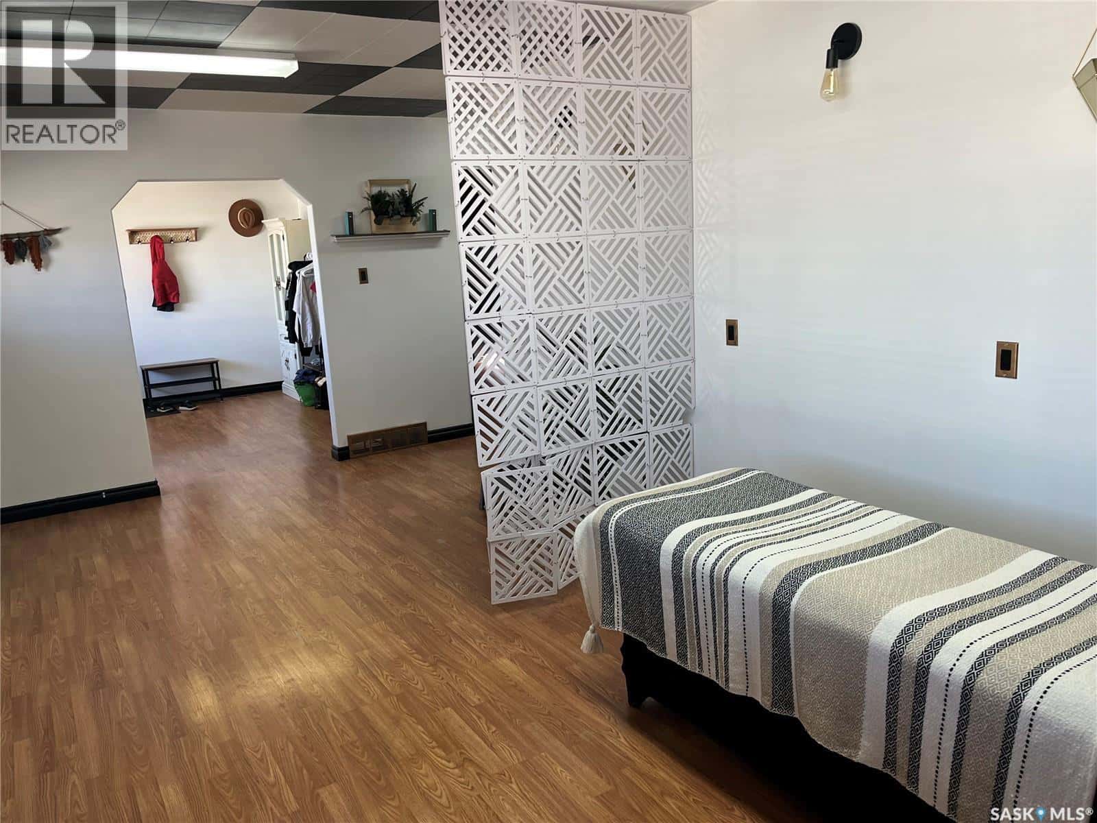 NE 90 1st STREET — Wadena, Saskatchewan - Photo 4 of 33