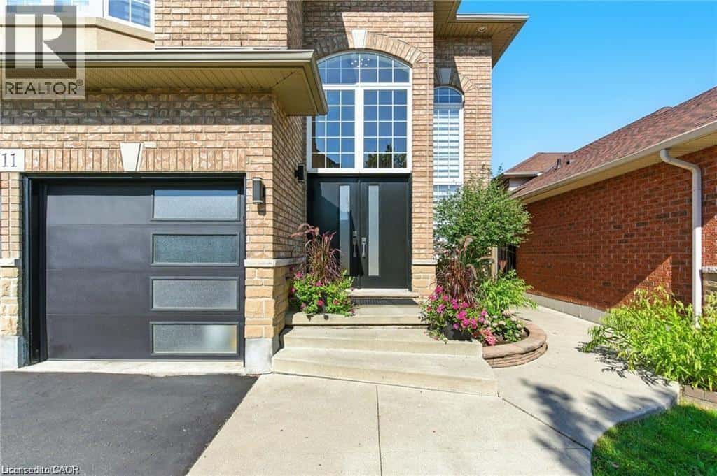 11 SILVERSPRING Crescent — Hannon, Ontario - Photo 2 of 49