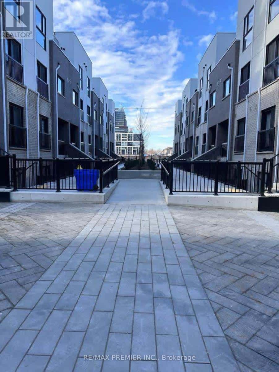 345 - 349 WHEAT BOOM DRIVE — Oakville (OA Rural Oakville), Ontario - Photo 2 of 14