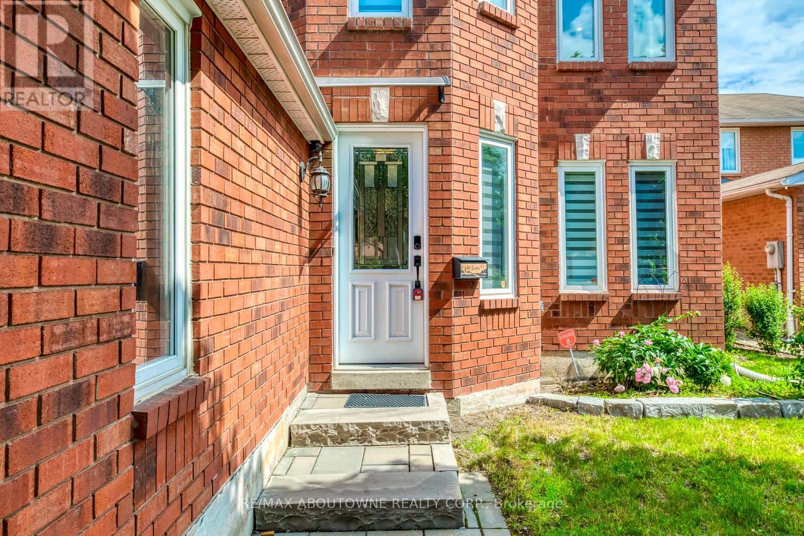 1097 Grandeur Crescent