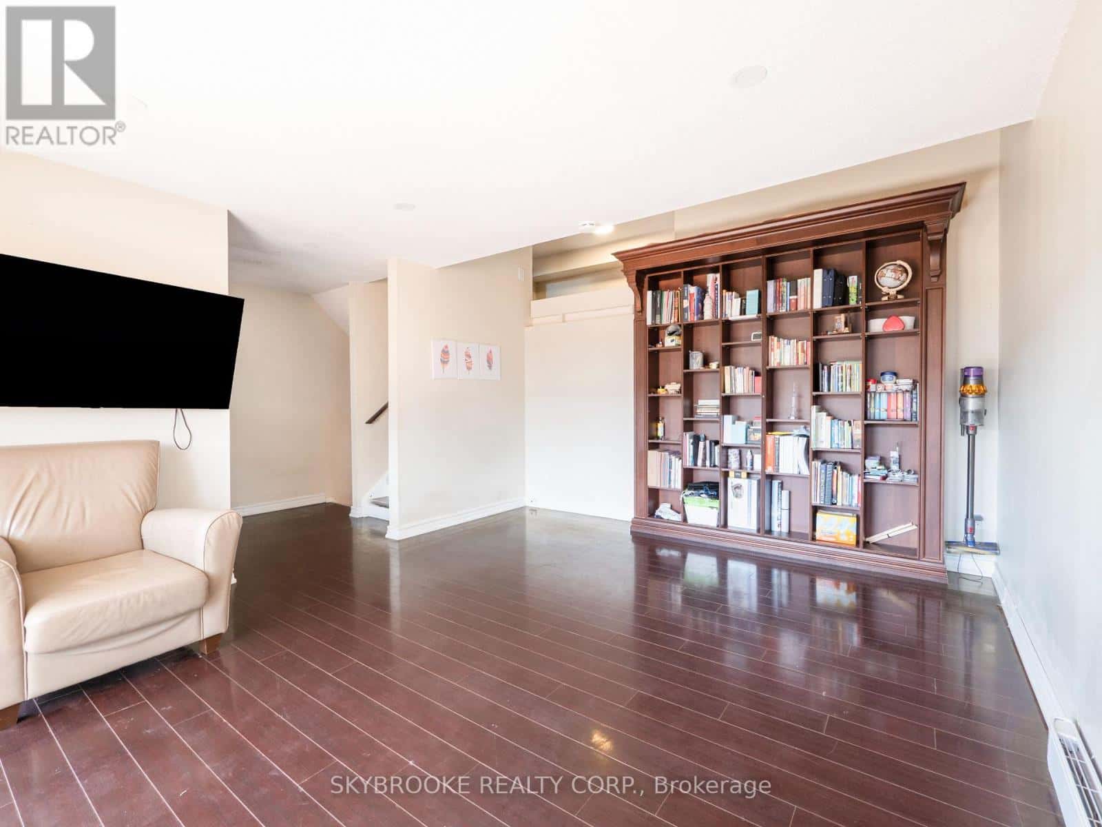 118 - 244 MILESTONE CRESCENT — Aurora (Aurora Village), Ontario - Photo 4 of 39