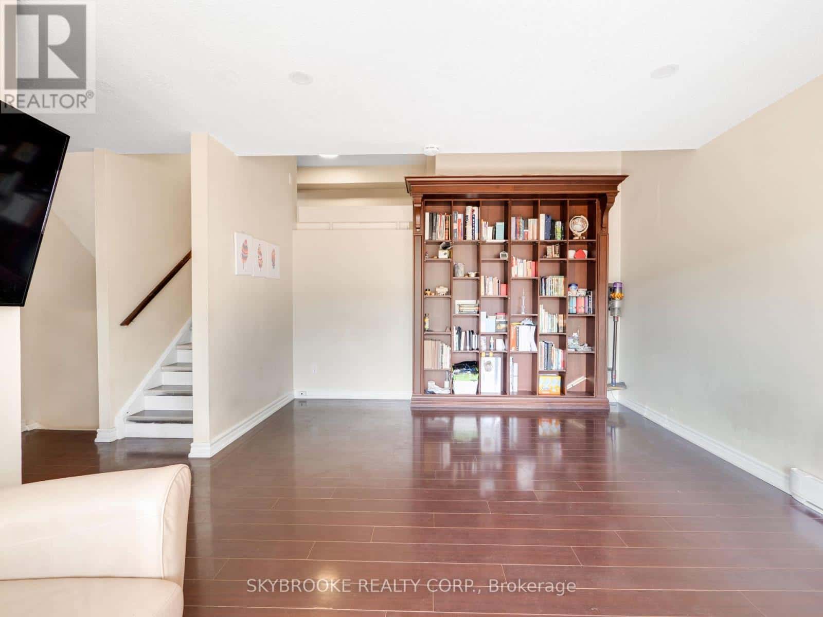 118 - 244 MILESTONE CRESCENT — Aurora (Aurora Village), Ontario - Photo 5 of 39