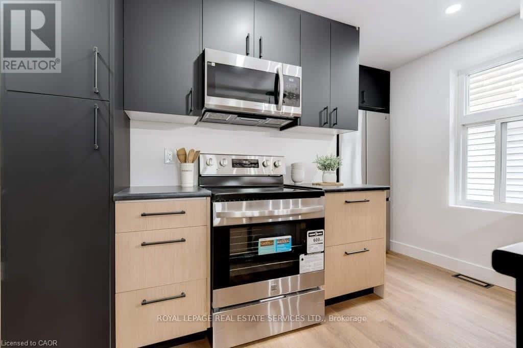 8 WHITFIELD AVENUE — Hamilton (Industrial Sector), Ontario - Photo 3 of 20