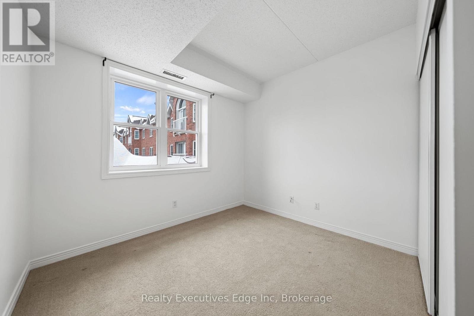 205 - 208 SILVERCREEK PARKWAY N — Guelph (Junction/Onward Willow), Ontario - Main photo