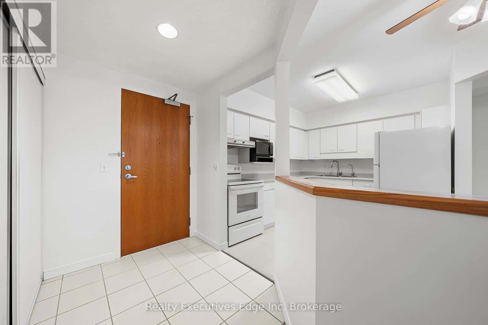 205 - 208 SILVERCREEK PARKWAY N — Guelph (Junction/Onward Willow), Ontario - Photo 4 of 50