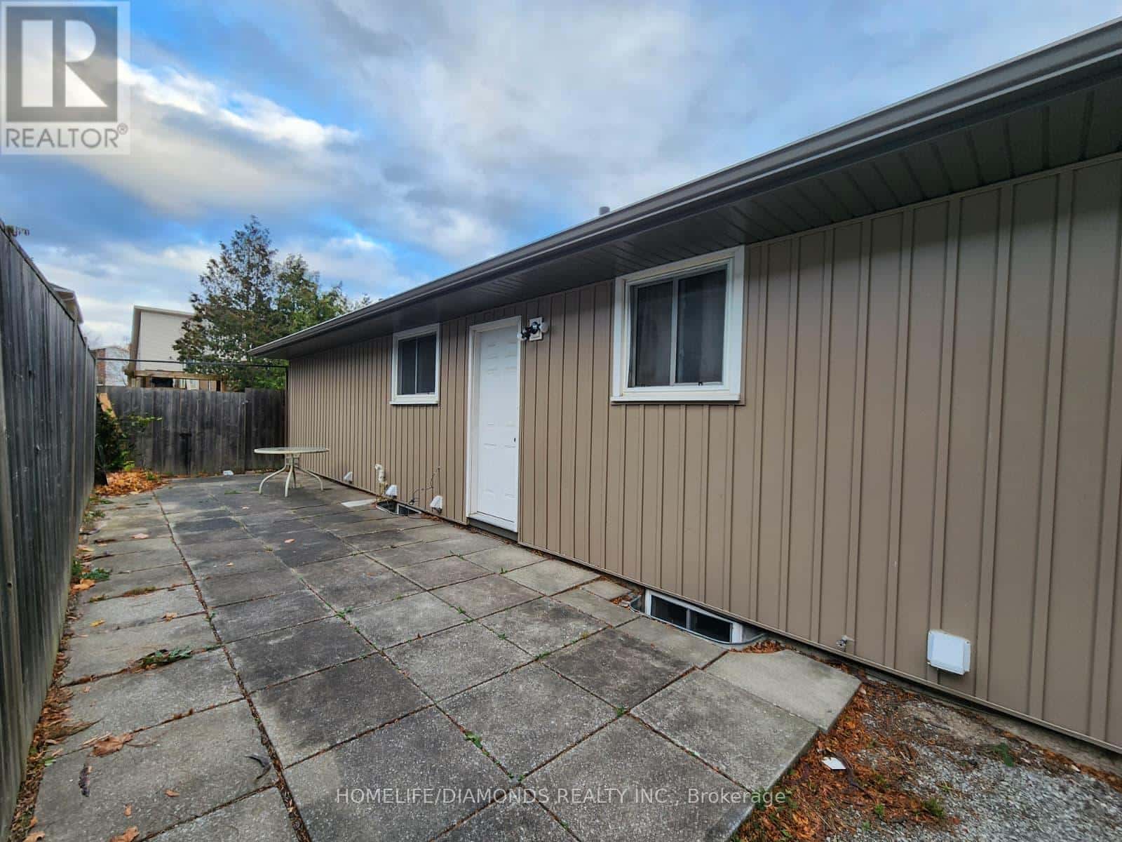 UPPER - 5 CALCOTT COURT — Thorold (Confederation Heights), Ontario - Photo 3 of 15