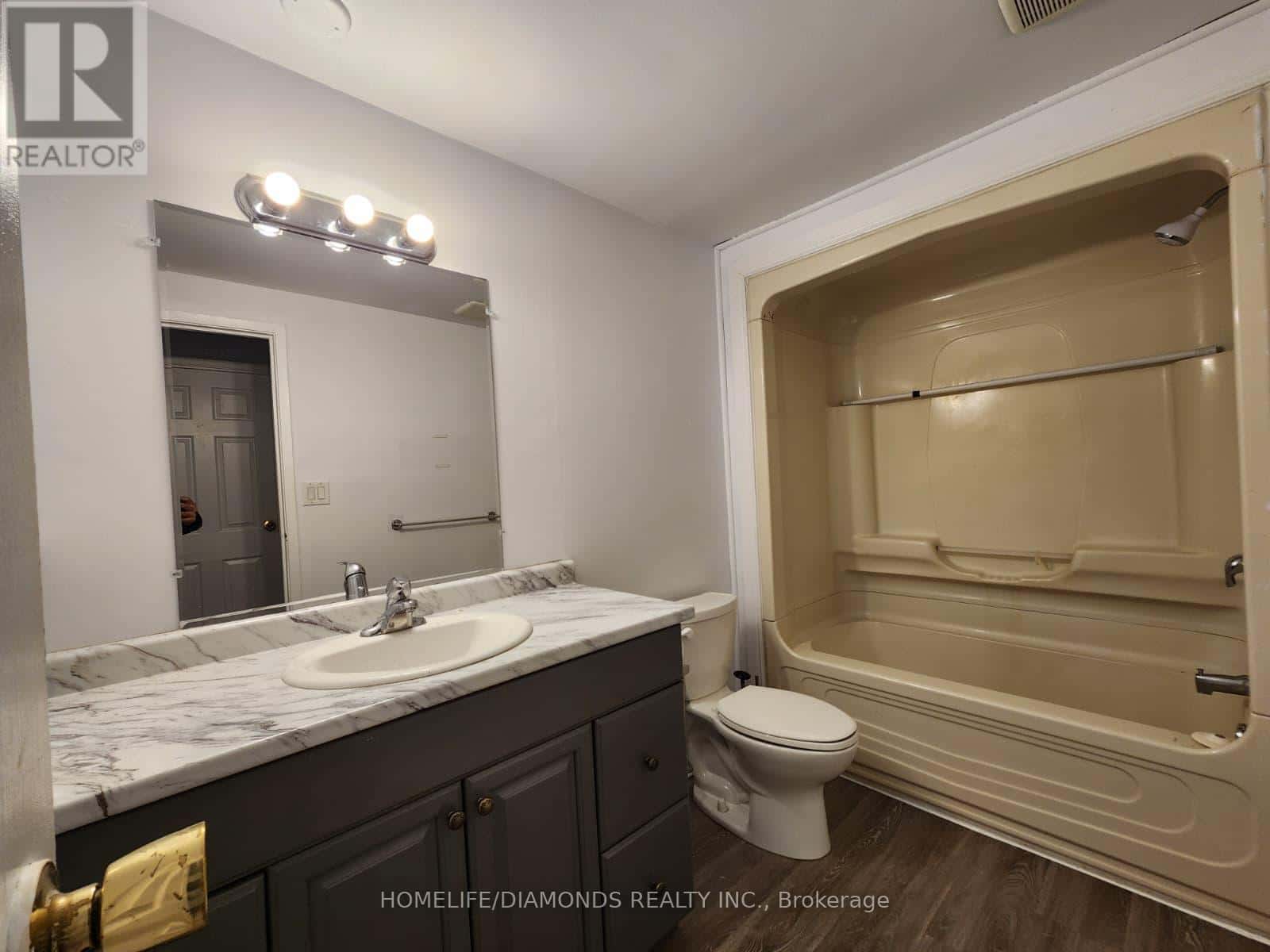 UPPER - 5 CALCOTT COURT — Thorold (Confederation Heights), Ontario - Photo 2 of 15