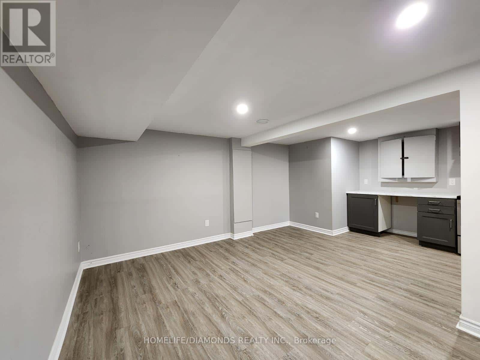 LOWER - 5 CALCOTT COURT — Thorold (Confederation Heights), Ontario - Photo 2 of 16