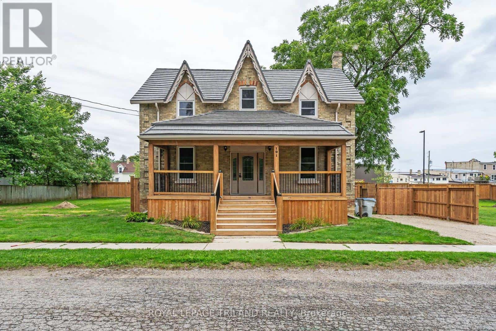 191 CATHERINE STREET — North Middlesex (Parkhill), Ontario - Photo 2 of 50