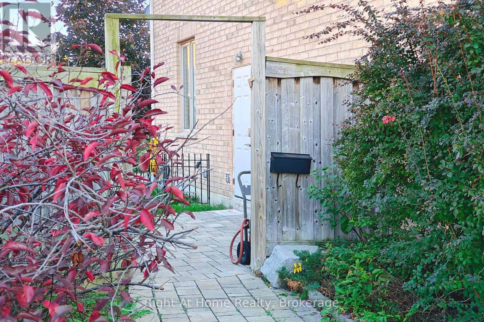 LOWER - 126 DUNCAN LANE — Milton (SC Scott), Ontario - Photo 3 of 12