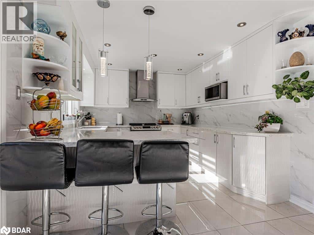 129 FLAGSTONE Way — Newmarket, Ontario - Photo 5 of 36