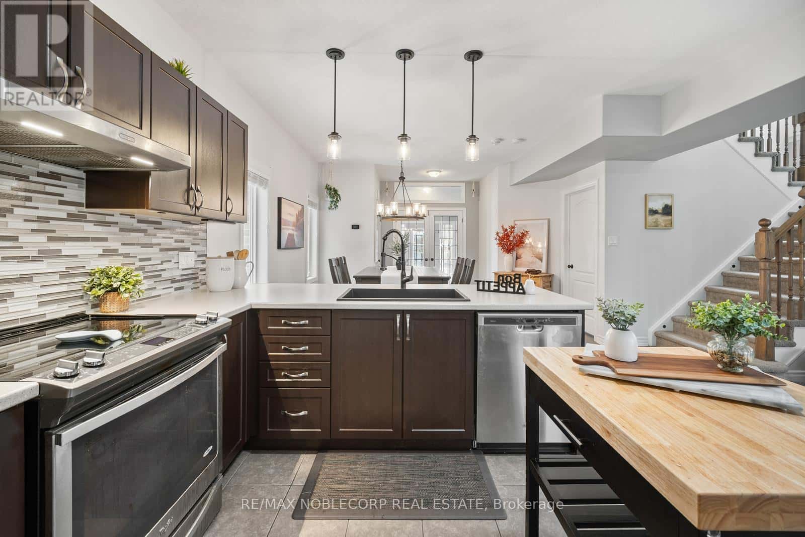 64 CARLETON TRAIL — New Tecumseth (Beeton), Ontario - Photo 4 of 47