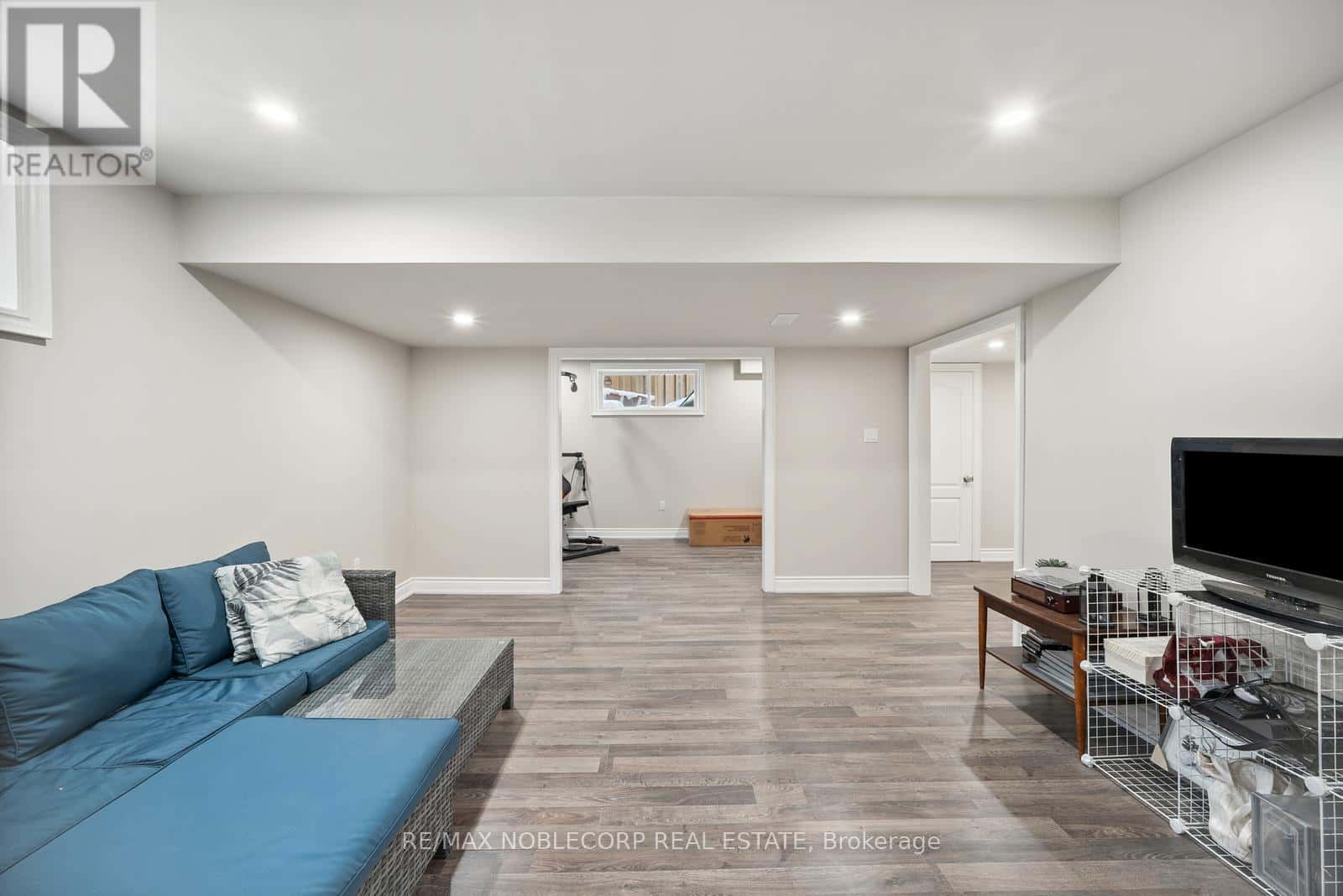 64 CARLETON TRAIL — New Tecumseth (Beeton), Ontario - Photo 2 of 47