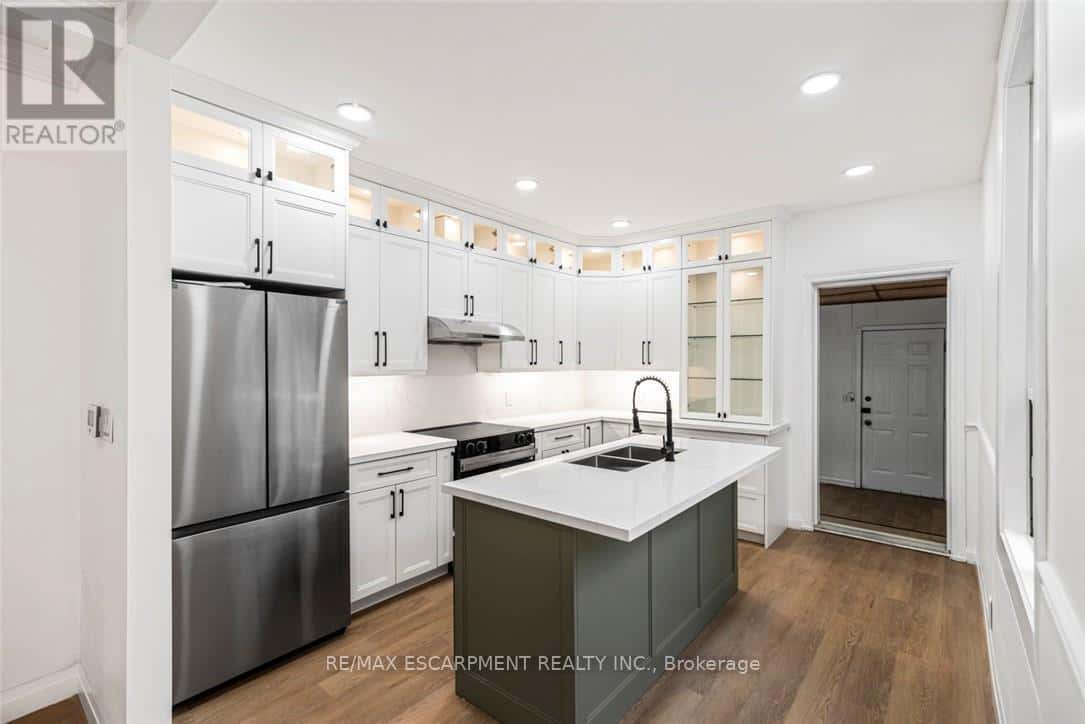 48 AIKMAN AVENUE — Hamilton (Gibson), Ontario - Photo 2 of 36