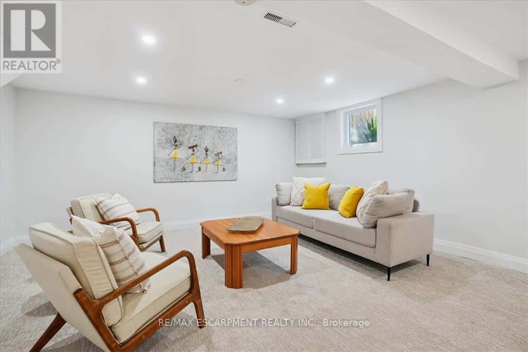 93 WESTGATE PARK DRIVE — St. Catharines (Lakeshore), Ontario - Photo 2 of 49