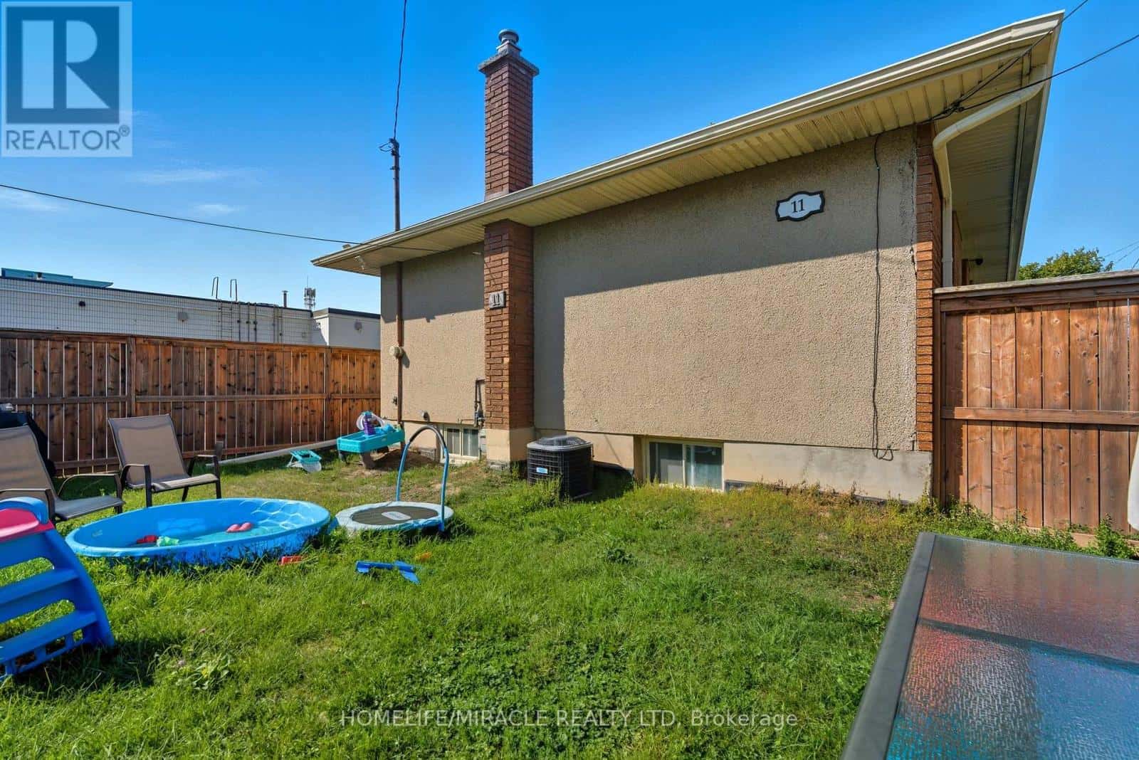 11 ROCKWOOD AVENUE — St. Catharines (Secord Woods), Ontario - Photo 2 of 34